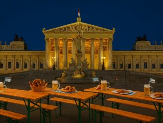 Traditionelle Bierbänke, köstliche Schmankerl und festliche Stimmung direkt vor dem Wiener Parlament.