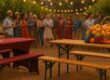 Bierzeltgarnitur aus Holz und Stahl mit herbstlicher Dekoration beim Weinlesefest